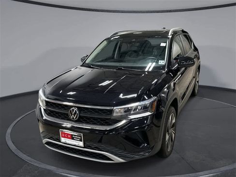 Used 2023 Volkswagen Taos SE w/ Panoramic Sunroof Package image 1