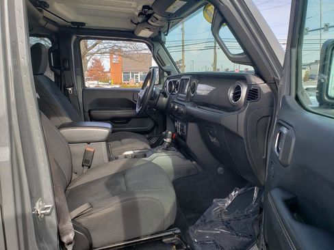 Used 2018 Jeep Wrangler Unlimited Sahara w/ Cold Weather Group image 26