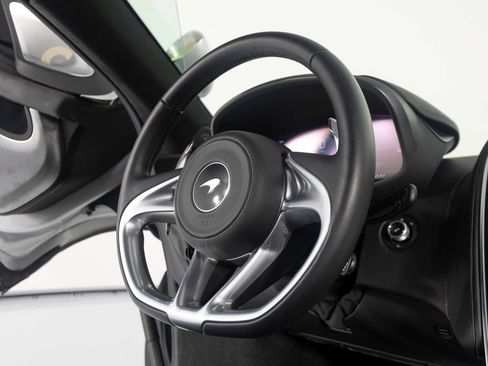 Used 2022 McLaren GT RWD image 25