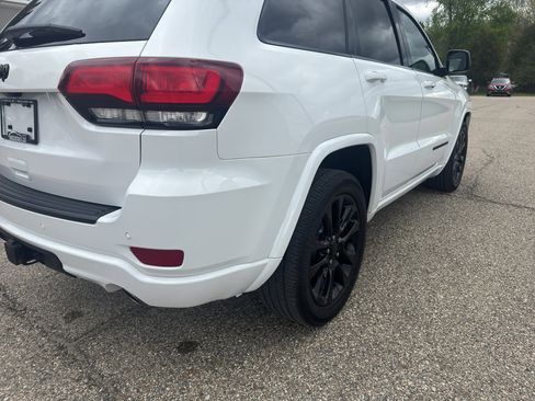 Used 2019 Jeep Grand Cherokee Altitude AWD/4WD image 13