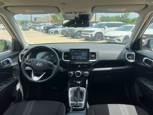 Used 2025 Hyundai Venue SEL FWD image 19