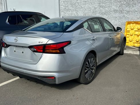 Used 2023 Nissan Altima 2.5 SV image 3