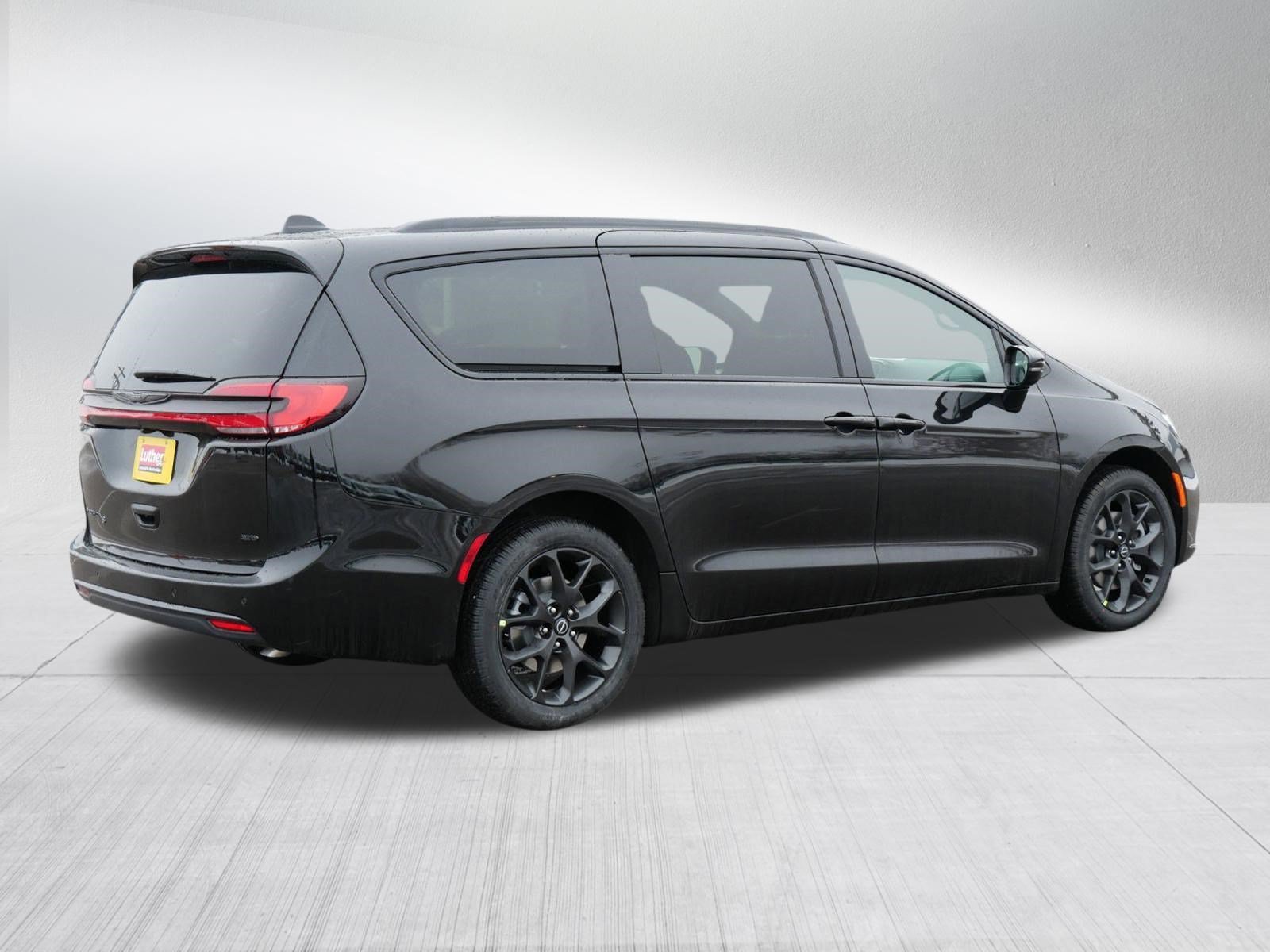 New 2026 Chrysler Pacifica Select AWD/4WD image 7