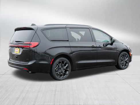 New 2026 Chrysler Pacifica Select image 7