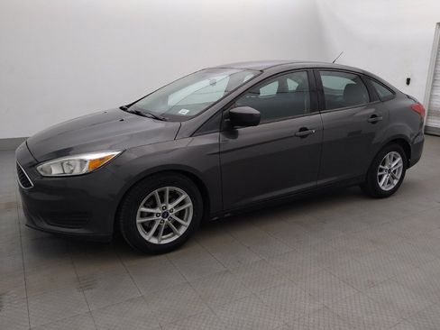 Used 2018 Ford Focus SE FWD image 2