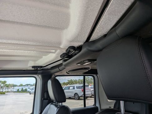 Used 2018 Jeep Wrangler Unlimited Sahara w/ LED Lighting Group AWD/4WD image 20
