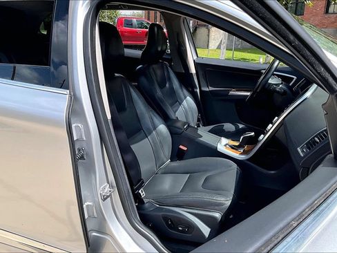 Used 2017 Volvo XC60 T5 Inscription w/ Preferred Option Package FWD image 10