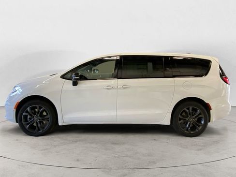 New 2026 Chrysler Pacifica Select AWD/4WD image 2