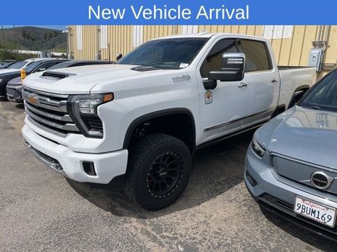 Used 2024 Chevrolet Silverado 2500 High Country w/ High Country Premium Package image 3