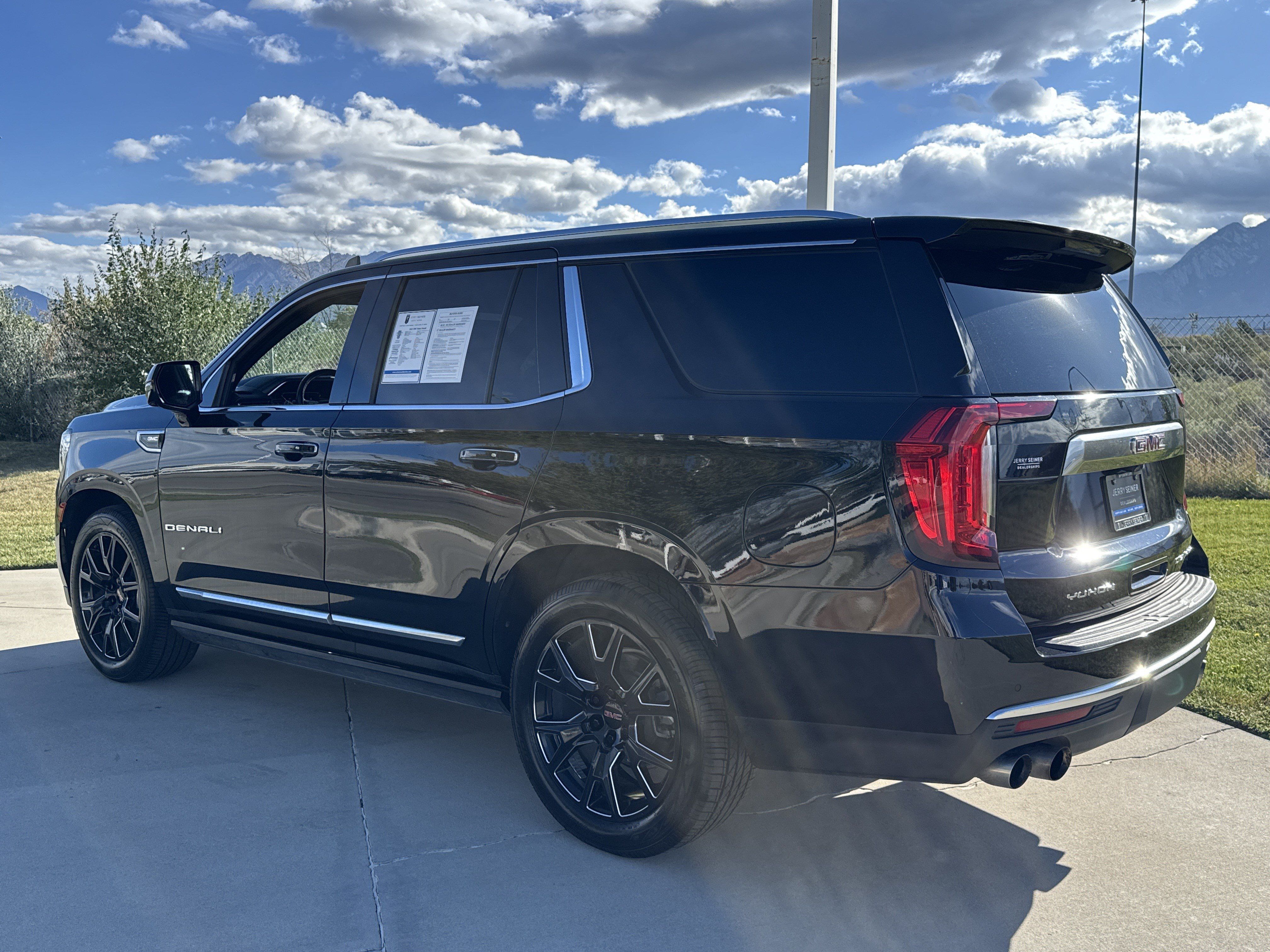 Used 2021 GMC Yukon Denali w/ Denali Ultimate Package AWD/4WD image 3
