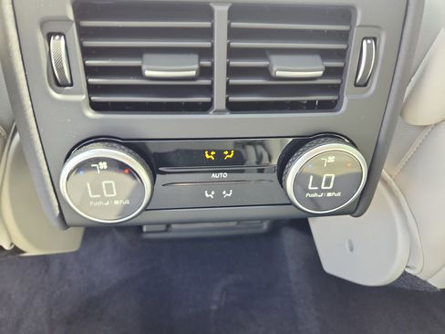 Used 2025 Land Rover Discovery S image 26