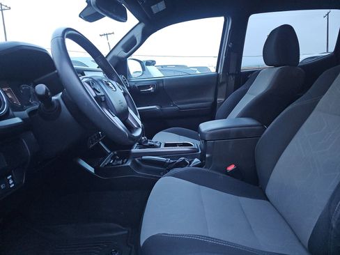 Used 2020 Toyota Tacoma TRD Sport w/ Technology Package image 11