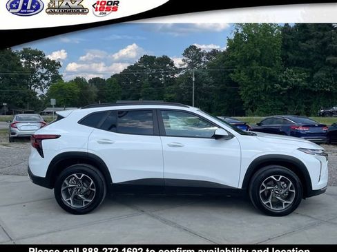 Used 2025 Chevrolet Trax LT FWD image 7