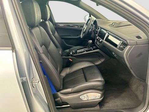Certified 2025 Porsche Macan AWD/4WD image 21