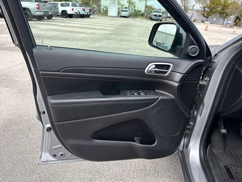 Used 2018 Jeep Grand Cherokee Laredo image 13