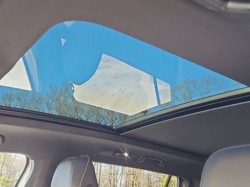 Certified 2022 Volkswagen Tiguan SEL R-Line image 9