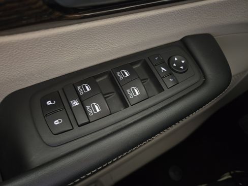 Used 2023 Chrysler Pacifica Limited FWD image 27