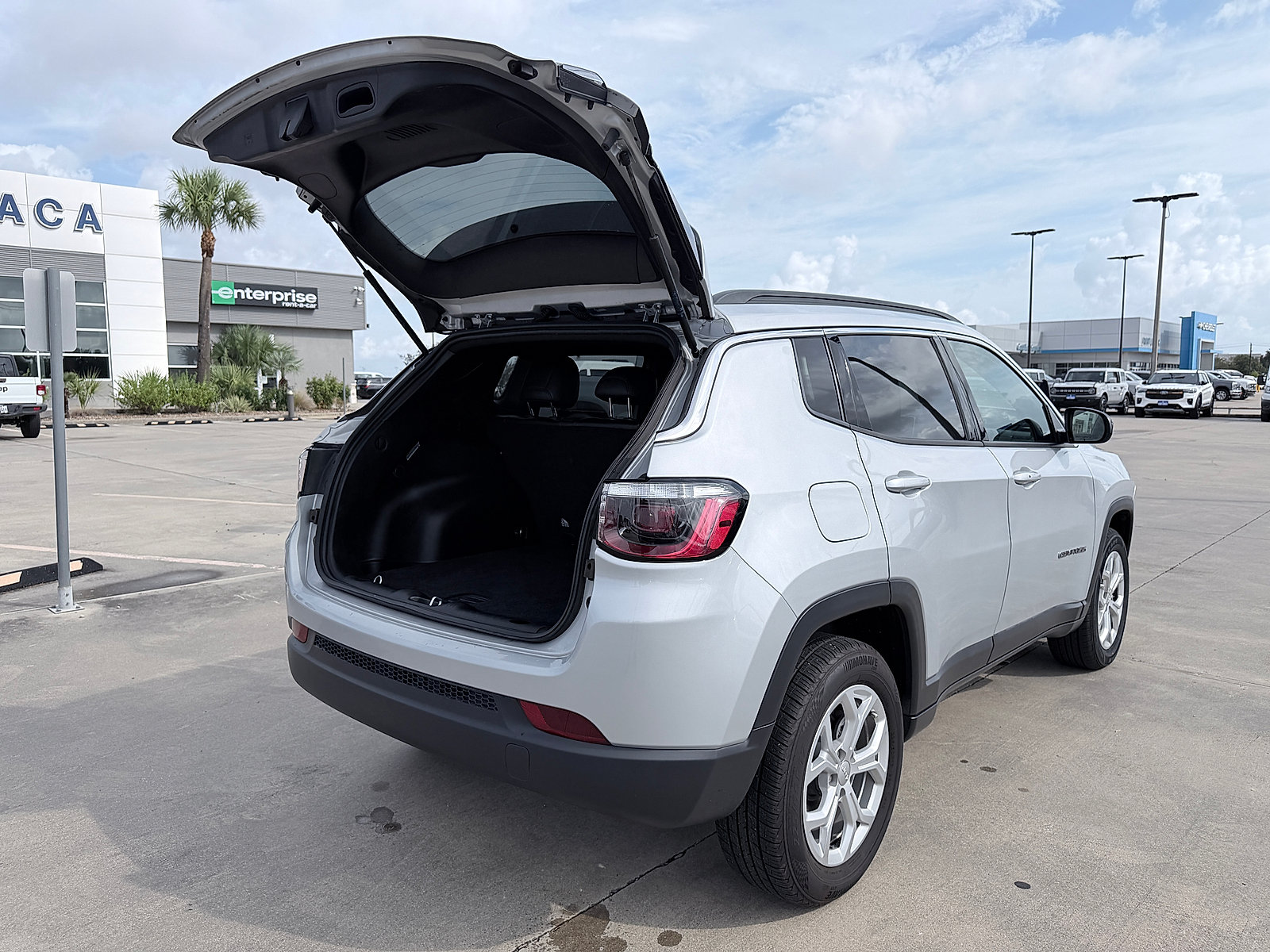 Used 2024 Jeep Compass Latitude AWD/4WD image 17