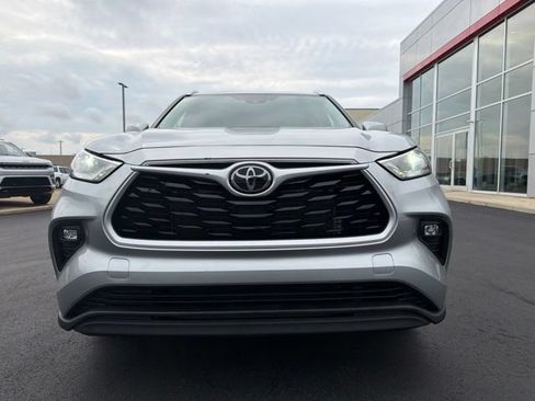 Used 2021 Toyota Highlander XLE AWD/4WD image 2