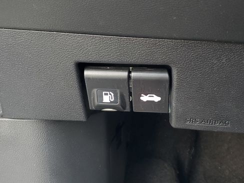 Used 2025 Nissan Versa SV image 14