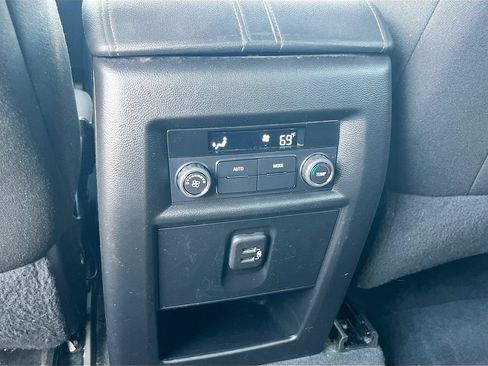 Used 2023 Chevrolet Traverse LT FWD image 23