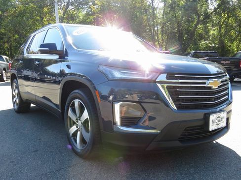 Used 2022 Chevrolet Traverse LT w/ LT Premium Package image 4