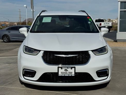 Used 2022 Chrysler Pacifica Touring-L image 2