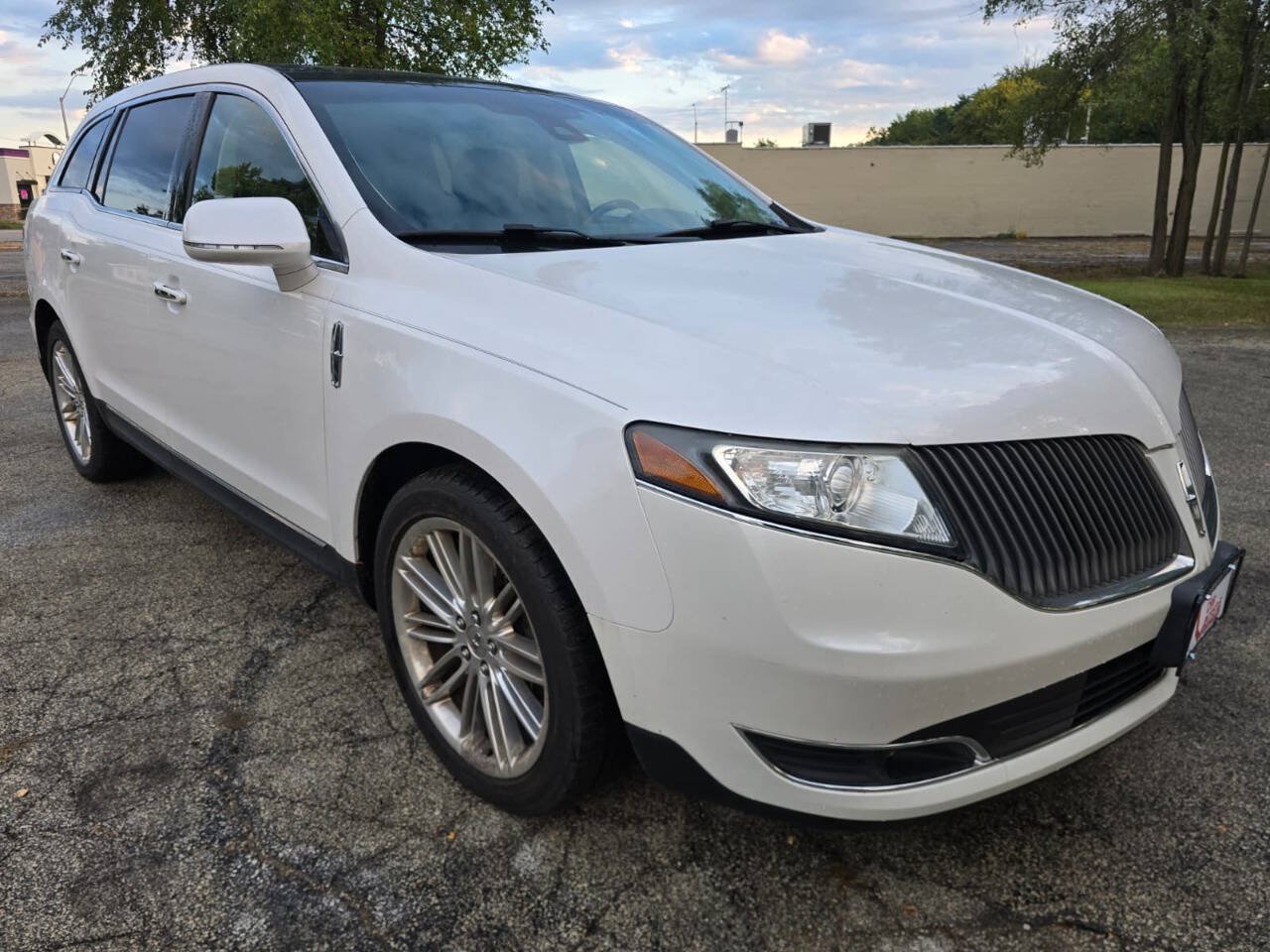 Used 2013 Lincoln MKT AWD image 3