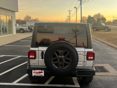 Used 2024 Jeep Wrangler Sport S image 7