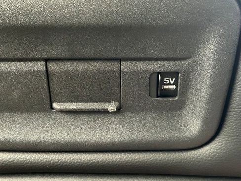 Used 2024 Land Rover Discovery S image 25