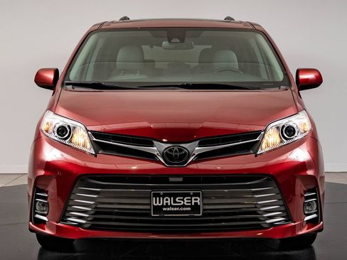 Used 2020 Toyota Sienna XLE FWD image 2