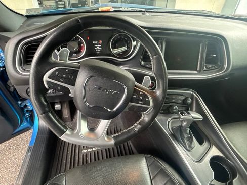 Used 2016 Dodge Challenger SRT RWD image 17