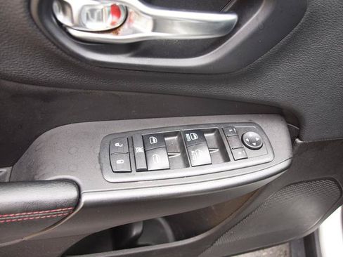 Used 2019 Jeep Cherokee Trailhawk w/ Comfort/Convenience Group AWD/4WD image 8
