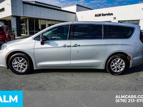 Used 2024 Chrysler Pacifica Touring-L FWD image 6