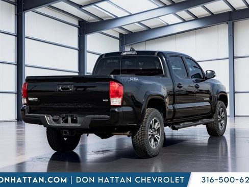 Used 2018 Toyota Tacoma TRD Sport AWD/4WD image 22