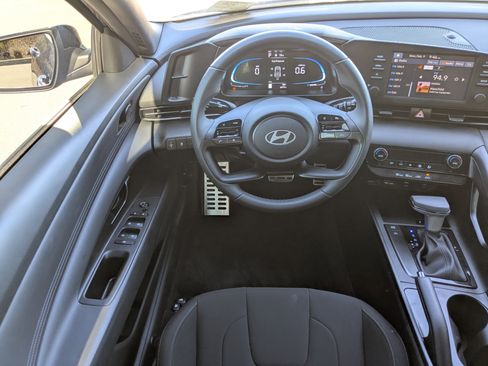 Used 2025 Hyundai Elantra Sport image 17