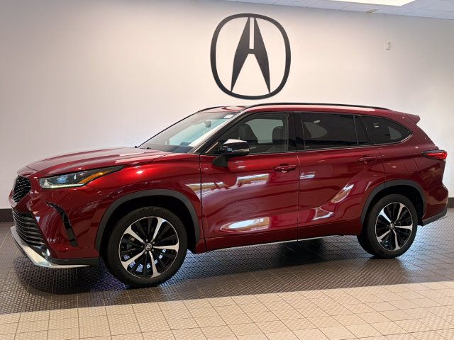 Used 2021 Toyota Highlander XSE AWD/4WD image 2