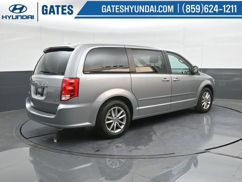 Used 2016 Dodge Grand Caravan SE image 2