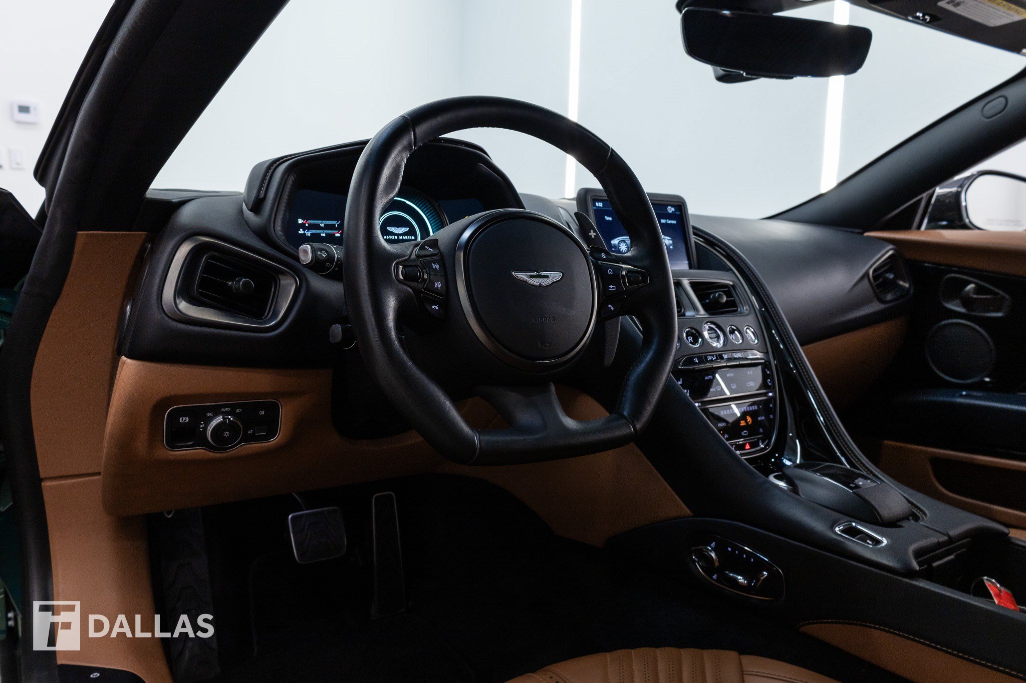 Used 2022 Aston Martin DB11 Coupe RWD image 4