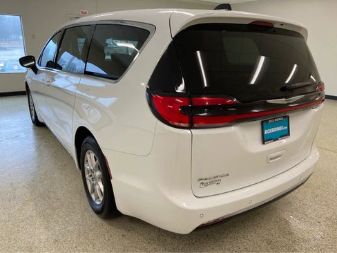 Used 2024 Chrysler Pacifica Touring-L FWD image 11