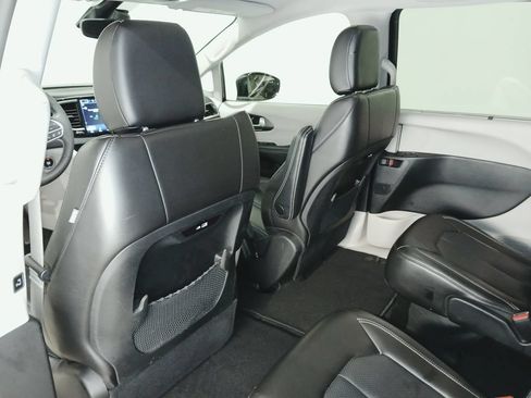 Used 2024 Chrysler Pacifica Touring-L FWD image 15