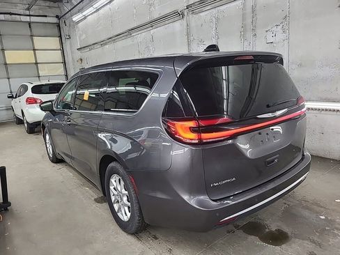 Used 2023 Chrysler Pacifica Touring-L FWD image 3