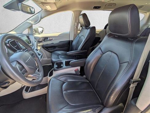 Used 2022 Chrysler Pacifica Touring-L FWD image 10