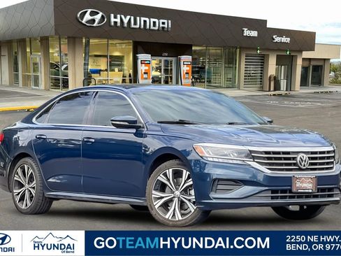 Used 2022 Volkswagen Passat 2.0T SE image 1