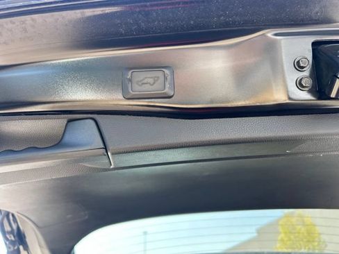 Used 2021 Toyota RAV4 XLE w/ Convenience Package FWD image 9