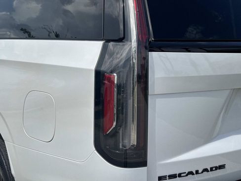Used 2023 Cadillac Escalade ESV V AWD/4WD image 11