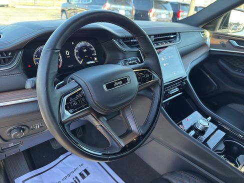 Used 2025 Jeep Grand Cherokee Summit image 37