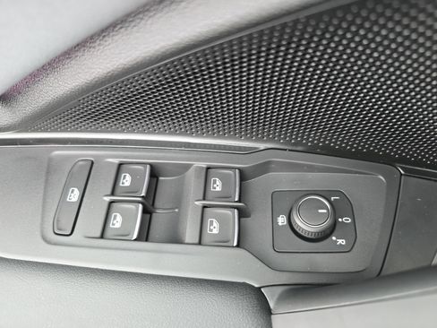 New 2026 Volkswagen Tiguan SE image 28