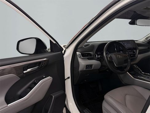 Used 2020 Toyota Highlander Limited image 9