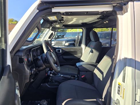 Certified 2025 Jeep Wrangler Unlimited Rubicon image 12